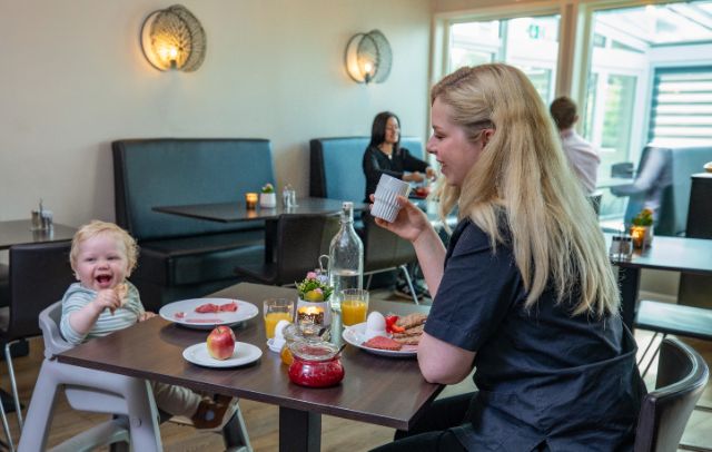Mor og barn spiser frokost