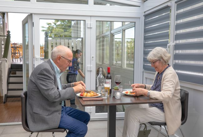 Par spiser frokost ute