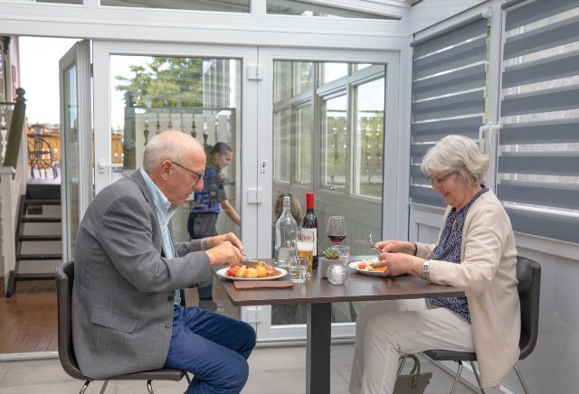 Par spiser frokost ute